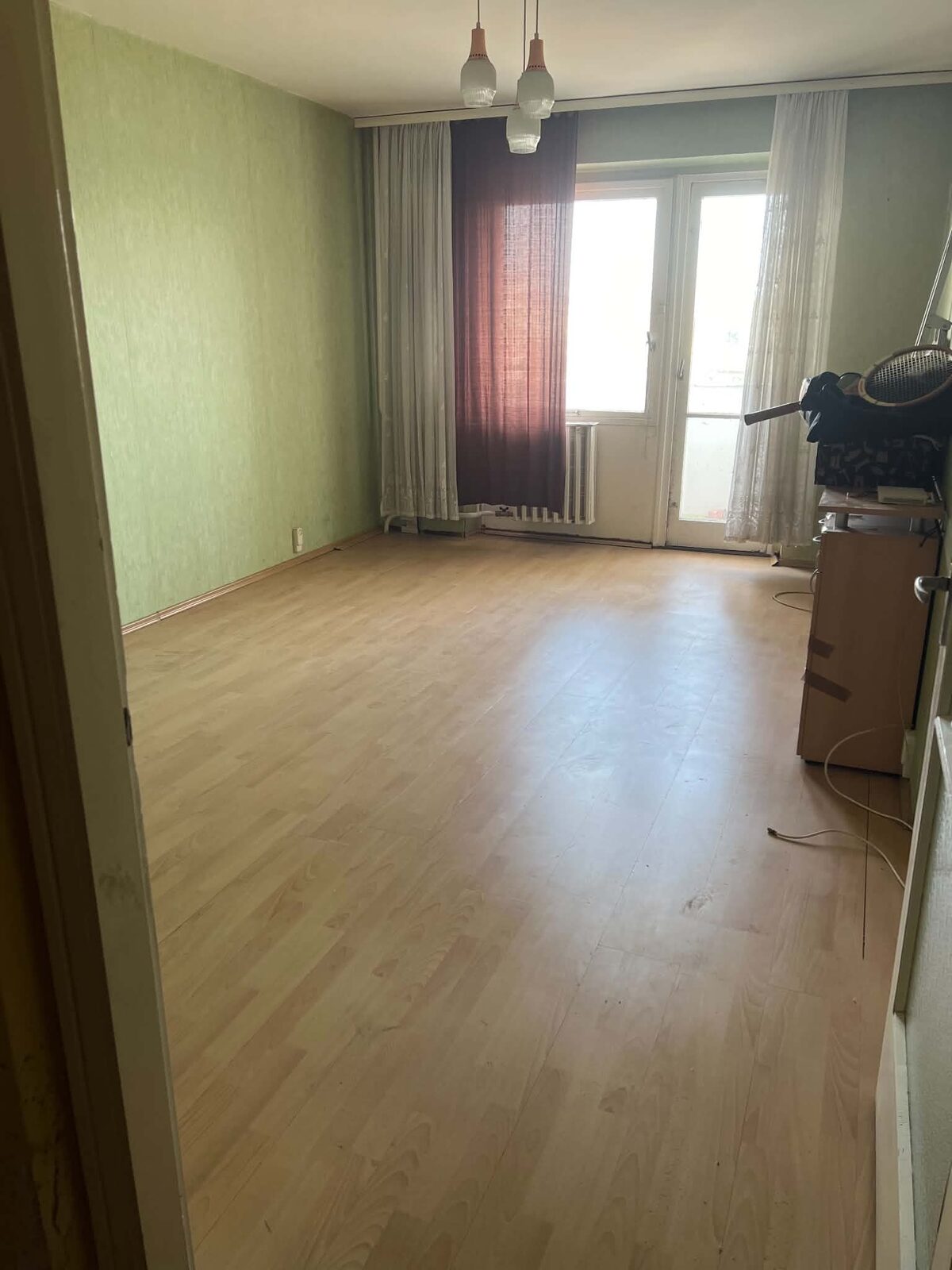 Felújított világos szoba új laminált padlóval