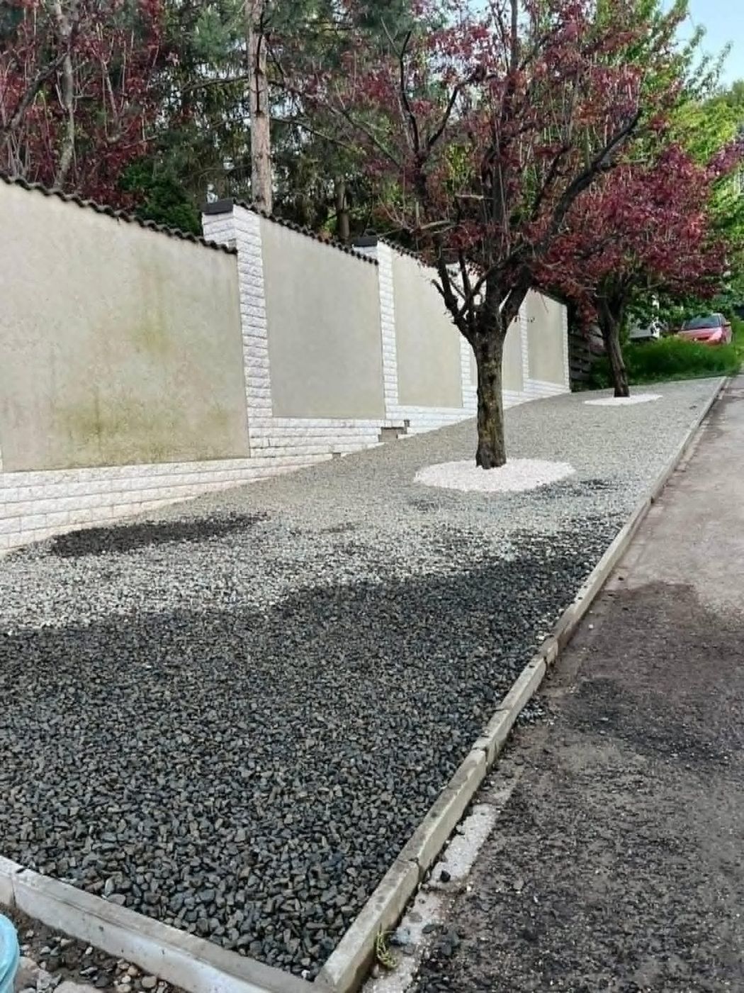 Kavicsozás és parkoló kialakítása tereprendezéssel