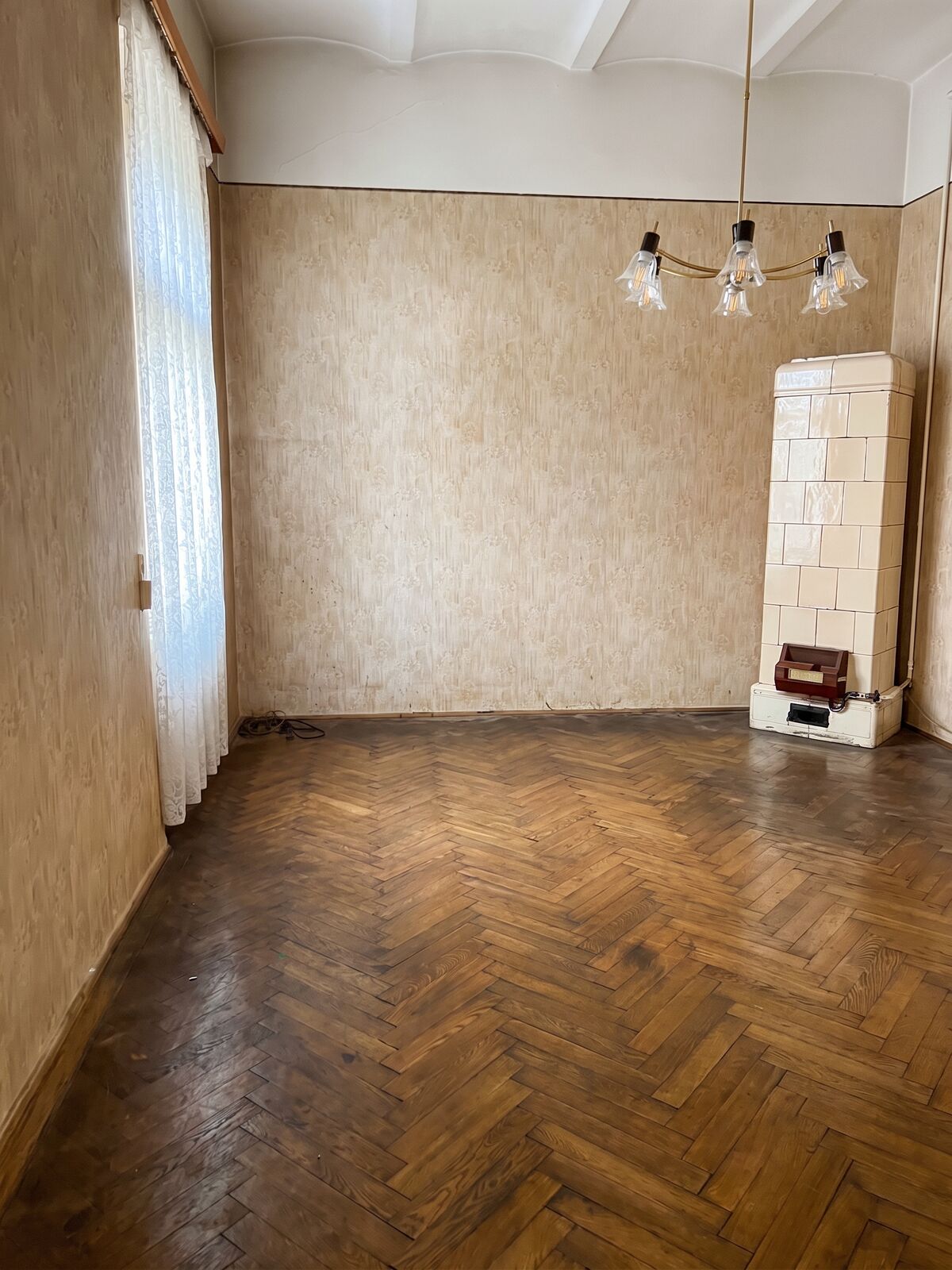 Felújított szoba cserépkályhával